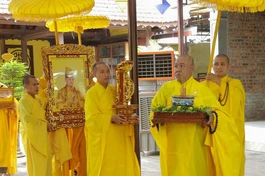 Cung thỉnh bát nhang, long vị, di ảnh, y bát Hòa thượng Thích Huệ Trí an vị tại tổ đường tổ đình Kim Tiên