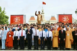 Tổng Bí thư, Chủ tịch nước Tô Lâm cùng các lãnh đạo, nguyên lãnh đạo Đảng, Nhà nước chụp ảnh kỷ niệm trước Tượng đài Chủ tịch Hồ Chí Minh - Ảnh: Châu Tuấn