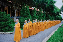Từng bước chân chánh niệm trong giờ thiền hành