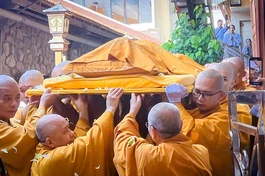 Môn đồ pháp quyến cung thỉnh nhục thân cố Trưởng lão Hòa thượng tân viên tịch rời phương trượng nhập kim quan 