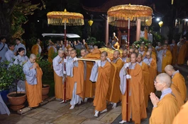 Môn đồ pháp quyến cung thỉnh nhục thân Ni trưởng Thích nữ Như Tịnh nhập kim quan