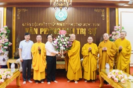 Đoàn lãnh đạo tỉnh Hưng Yên thăm, chúc mừng tân Ban Trị sự GHPGVN tỉnh, sau thành công đại hội