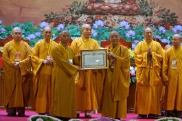 Hòa thượng Thích Bảo Nghiêm trao Bằng tuyên dương công đức đến Thượng tọa Thích Chiếu Tuệ - Ảnh: Quảng Hậu/BGN