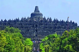 Hình bảo tháp nhìn từ xa