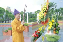 [Ảnh] Quảng Ninh: Ban Trị sự GHPGVN tỉnh dâng hương tưởng niệm anh hùng liệt sĩ trước thềm đại hội