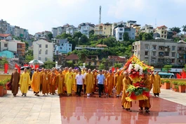 Đoàn Ban Trị sự GHPGVN tỉnh Quảng Ninh cùng các đại biểu đặt vòng hoa tưởng niệm tại Đài tưởng niệm Liệt sĩ tỉnh - Ảnh: Xuân Trường