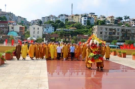 Đoàn Ban Trị sự GHPGVN tỉnh Quảng Ninh cùng các đại biểu đặt vòng hoa tưởng niệm tại Đài tưởng niệm Liệt sĩ tỉnh - Ảnh: Xuân Trường