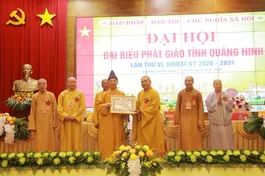 Trưởng lão Hòa thượng Thích Thiện Pháp trao Bằng tuyên dương công đức đến Hòa thượng Thích Thanh Quyết
