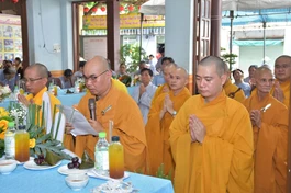 Đại đức Thích Quảng Hậu, trụ trì chùa Báo Ân dâng lời khánh tuế Hòa thượng viện chủ nhân dịp mãn hạ