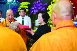 Phó Thủ tướng Chính phủ Phạm Thị Thanh Trà kính cẩn cáo bạch trước anh linh các anh hùng liệt sĩ trong Lễ cầu nguyện tại Công viên Lê Thị Riêng