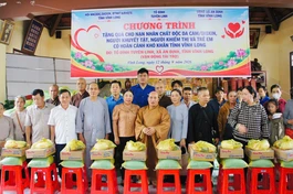Đại đức Thích Trí Thuận, Trưởng ban Quản trị chùa Tuyên Linh trao quà đến các hộ có hoàn cảnh khó khăn tại xã An Định