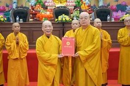 Trưởng lão Hòa thượng Thích Thanh Nhiễu trao quyết định chuẩn y nhân sự đến Hòa thượng Thích Bảo Nghiêm