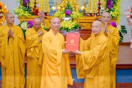 Trưởng lão Hòa thượng Thích Thiện Nhơn trao quyết định chuẩn y nhân sự đến Thượng tọa Thích Chiếu Tuệ