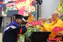 Học viên thạc sĩ nhận Bằng tốt nghiệp