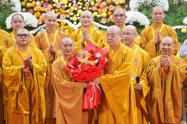 Trưởng lão Hòa thượng Thích Thanh Nhiễu tặng hoa chúc mừng Hòa thượng Thích Thanh Điện, Trưởng ban Trị sự GHPGVN tỉnh Lào Cai, nhiệm kỳ 2026-2031