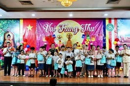 Trao quà đến các em thiếu nhi trong Đêm hội "Vui Trung thu"