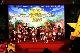 Các em thiếu nhi biểu diễn văn nghệ trong Đêm hội trăng rằm