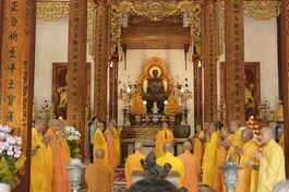 Khóa lễ cúng ngọ tại chánh điện tổ đình Từ Đàm nhân húy nhật lần thứ 25 của Trưởng lão Hòa thượng Thích Thiện Siêu