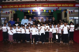 Tết Trung thu nơi buôn làng được tạo nên từ những món quà giản dị, những suất học bổng và sự hiện diện của những người cùng chung mong muốn mang thêm niềm vui đến trẻ em vùng còn nhiều khó khăn