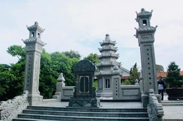 Bảo tháp Trưởng lão Hòa thượng Thích Huệ Ấn trong khuôn viên chùa Phổ Quang (Huế)