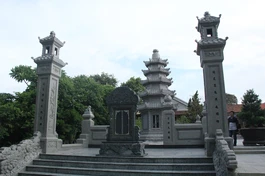 Bảo tháp Trưởng lão Hòa thượng Thích Huệ Ấn trong khuôn viên chùa Phổ Quang (Huế)