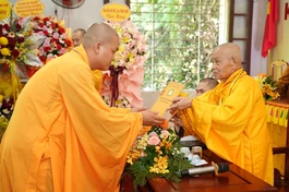 Trưởng lão Hòa thượng Hiệu trưởng trao Bằng tốt nghiệp đến Tăng Ni sinh