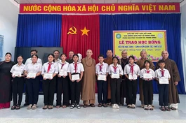 Trao học bổng đến các em học sinh Trường Phổ thông Dân tộc Nội trú THCS Khánh Vĩnh (tỉnh Khánh Hòa)