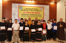 Phân ban Phật tử Dân tộc Trung ương trao 10 suất học bổng đến các em học sinh dân tộc thiểu số có hoàn cảnh khó khăn tại Đắk Lắk