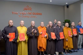 Hòa thượng Thích Huệ Thông trao quyết định đến tiểu ban - Ảnh: Bảo Toàn/BGN