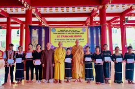 Phân ban Phật tử Dân tộc Trung ương trao học bổng đến các em có hoàn cảnh khó khăn tại tịnh xá Phú Cường (xã Chư Sê, Gia Lai)