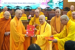 Hòa thượng Thích Khế Chơn, Phó Chủ tịch Hội đồng Tri sự trao quyết định chuẩn y nhân sự đến Hòa thượng Thích Huệ Phước 