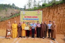 Trao bảng tượng trưng số tiền hỗ trợ xây nhà Đại đoàn kết đến hộ gia đình bà Phạm Thị Hải tại thôn Lượt, xã Bảo Thắng, Lào Cai