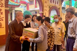 Hòa thượng Thích Huệ Công tận tay trao quà đến bà con