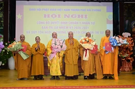 Trao quyết định, tặng hoa chúc mừng đến Hòa thượng Thích Quảng Tùng và lãnh đạo tân Ban Trị sự GHPGVN TP.Hải Phòng, nhiệm kỳ 2026-2031