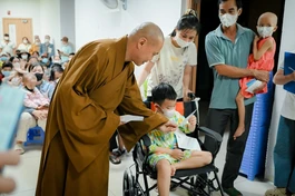 Thượng tọa Thích Trí Chơn, viện chủ tu viện Khánh An trao quà đến bệnh nhi