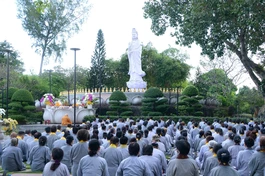 Đông đảo Phật tử Đạo tràng Pháp Hoa về chùa Huê Nghiêm (P.An Khánh, TP.HCM) dự lễ và cầu nguyện nhân kỷ niệm ngày vía Đức Quán Thế Âm - Ảnh: Bảo Toàn/BGN
