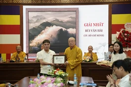 Trưởng lão Hòa thượng Thích Thanh Nhiễu trao giải Nhất cuộc thi ảnh “Phật giáo trong đời sống” lần thứ III đến tác giả Bùi Văn Hải
