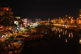 trên hoa, dưới thuyền tại bến Bình Đông (Q.8)- Bích Đào