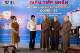 Hòa thượng Thích Minh Thiện nhận thư cảm ơn từ Giám đốc Đài Phát thanh và Truyền hình tỉnh Long An - Ảnh: An Tường