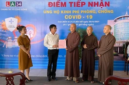 Hòa thượng Thích Minh Thiện nhận thư cảm ơn từ Giám đốc Đài Phát thanh và Truyền hình tỉnh Long An - Ảnh: An Tường