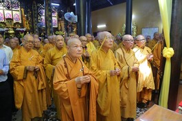 Chư tôn thiền đức niệm hương tưởng niệm cố Hòa thượng Thích Nhật Ấn.- Ảnh: Anh Quốc