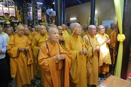 Chư tôn thiền đức niệm hương tưởng niệm cố Hòa thượng Thích Nhật Ấn.- Ảnh: Anh Quốc