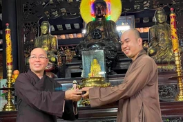 Thượng tọa Thích Đạt Đức trao khuôn dấu Ban Trị sự đến Đại đức Thích Quảng Hậu, Phó Thư ký kiêm Chánh Văn phòng Ban Trị sự quận - Ảnh: Trí Thông