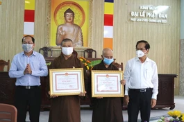 Trao Bằng khen của Chủ tịch Ủy ban Nhân dân TP.HCM đến Ban Trị sự Phật giáo huyện và Hòa thượng Thích Thiện Minh - Ảnh: Q.Thiện