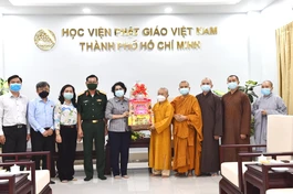 Đoàn ứng cử đại biểu Quốc hội khóa XV của thành phố tặng quà đến Hội đồng Điều hành học viện tại TP.HCM - Ảnh: Ngộ Trí Thuận