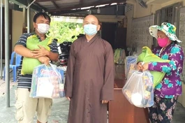 Đại đức Thích Lệ Ngôn tặng quà cho các hoàn cảnh khó khăn tại thành phố Tân An - Ảnh: Ân Thọ