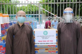 Hòa thượng Thích Minh Thiện, Đại đức Thích Lệ Ngôn tặng quà tại bệnh viên đa khoa tỉnh - Ánh: Khai Tâm 