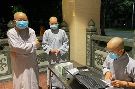 Ban Quản viện rà soát danh sách các Tăng, Ni sinh trước khi lấy mẫu tầm soát - Ảnh: Thanh Tâm