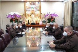 Chư tôn đức thảo luận tại phòng khách chùa Vĩnh Nghiêm 