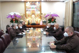 Chư tôn đức thảo luận tại phòng khách chùa Vĩnh Nghiêm 